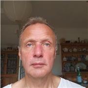 Formateur expérimenté d’origine britannique, je serai heureux de mettre mes compétences à votre service.
Je suis formé aux techniques d’enseignement de l’anglais comme langue étrangère, que j’ai approfondies et actualisées dans le cadre d’un module com